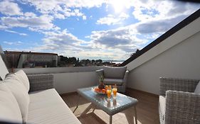 Split City View Apartment